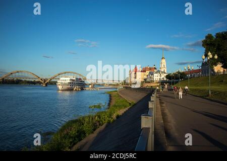 Rybinsk, Russia - 10 agosto 2020: Argine Volga a Rybinsk, Russia all'alba Foto Stock