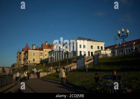 Rybinsk, Russia - 10 agosto 2020: Argine Volga a Rybinsk, Russia all'alba Foto Stock
