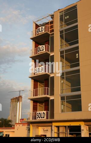 Austin, TX 14 novembre 2007: I lavoratori stanno mettendo i tocchi finali sui ponti del parco condo. Sarà il primo grande sviluppo urbano residenziale di Austin a sud del fiume Colorado sullo sfondo è la torre condominio del 360 nel centro, a nord del fiume. ©Bob Daemmrich Foto Stock