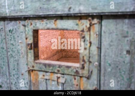 vista attraverso la finestra della porta della cella della prigione foto astratta Foto Stock
