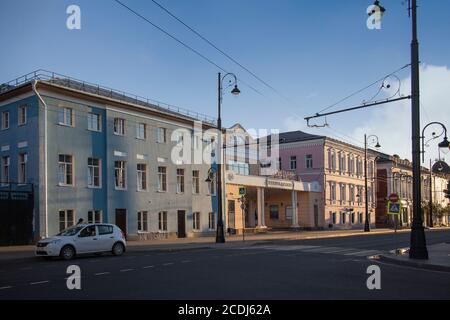 Rybinsk, Russia - 10 agosto 2020: Vista della strada nel centro della città di Rybinsk, Foto Stock