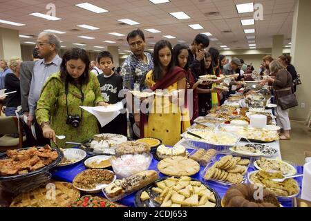 Austin, Texas USA, 18 novembre 2007: Tavolo da dessert in occasione di una celebrazione del Ringraziamento Interconfessionale sponsorizzata dai Ministeri Interreligiosi dell'area di Austin e dal Forum per i Musulmani per l'unità. Il servizio, tenuto presso la sinagoga della Congregazione Beth Israele, ha attirato circa 1,000 fedeli. ©Bob Daemmrich Foto Stock