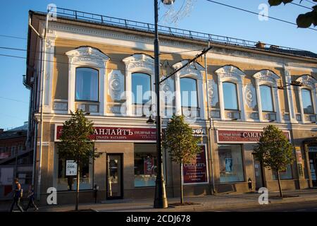 Rybinsk, Russia - 10 agosto 2020: Vista della strada nel centro della città di Rybinsk, via Krestovaya Foto Stock