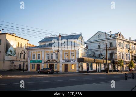 Rybinsk, Russia - 10 agosto 2020: Vista della strada nel centro della città di Rybinsk, Foto Stock