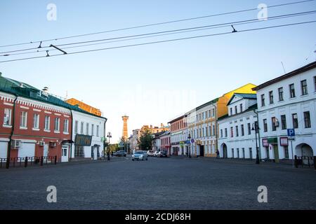 Rybinsk, Russia - 10 agosto 2020: Vista della strada nel centro della città di Rybinsk, Foto Stock