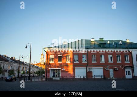 Rybinsk, Russia - 10 agosto 2020: Vista della strada nel centro della città di Rybinsk, Foto Stock
