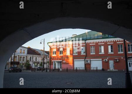 Rybinsk, Russia - 10 agosto 2020: Vista della strada nel centro della città di Rybinsk, Foto Stock