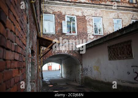Rybinsk, Russia - 10 agosto 2020: Vista della strada nel centro della città di Rybinsk, Foto Stock