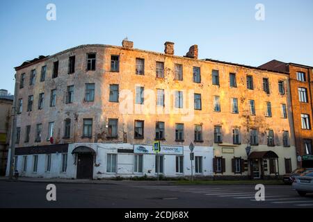 Rybinsk, Russia - 10 agosto 2020: Rybinsk, Russia - 10 agosto 2020: Vista della strada nel centro della città di Rybinsk, Foto Stock