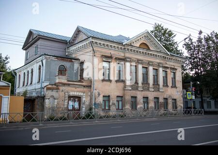 Rybinsk, Russia - 10 agosto 2020: Vista della strada nel centro della città di Rybinsk, Foto Stock
