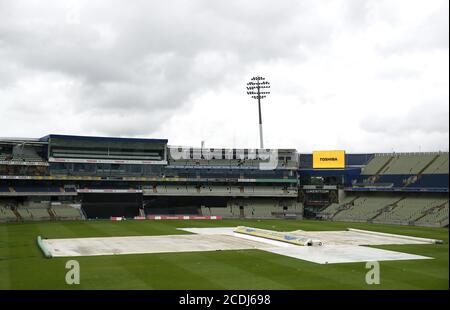 Vista generale delle coperture sul campo prima della partita Vitality T20 Blast a Edgbaston, Birmingham. Foto Stock