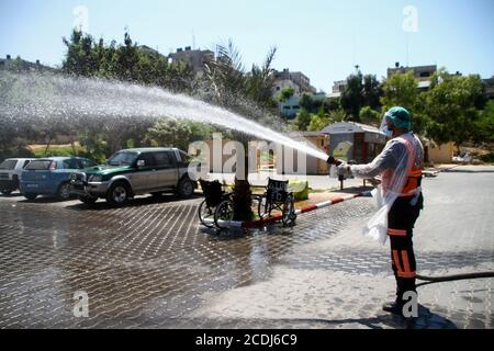 28 agosto 2020: Gaza, Palestina. 28 agosto 2020. Gli equipaggi della difesa civile palestinese disinfettano il sito dell'ospedale indonesiano nel campo profughi di Jabalia, dopo che i casi di Covid-19 sono stati registrati nell'ospedale. La disinfezione fa parte delle misure preventive in vigore a Jabalia, così come nel resto di Gaza per contenere la diffusione del Coronavirus dopo che i casi di Covid-19 sono stati scoperti questa settimana nella comunità. L'impennata dei casi nella stragrande striscia di Gaza ha allarmato le autorità, preoccupate che la crisi del virus potrebbe facilmente sopraffare le risorse troppo tese e sottorisorse Foto Stock