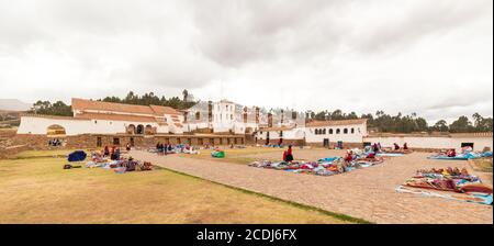 Chinchero, Perù - 05 ottobre 2018: Venditore nel mercato locale con prodotti tessili alpaca fatti a mano e souvenir a Chinchero, in Perù Foto Stock