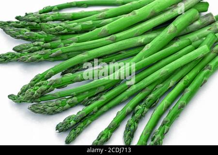 Mazzo di spighe di asparagi verdi fresche isolate su sfondo bianco. Foto Stock