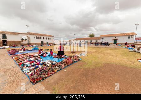 Chinchero, Perù - 05 ottobre 2018: Venditore nel mercato locale con prodotti tessili alpaca fatti a mano e souvenir a Chinchero, in Perù Foto Stock