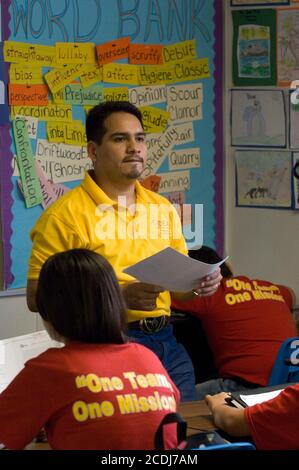 Brownsville, TX USA, 13 aprile 2007: Un insegnante di inglese ispanico maschile istruisce i sei gradi alla scuola pubblica DI IDEA, una scuola pubblica di charter che serve la popolazione predominantemente-ispanica nell'estremo sud del Texas. ©Bob Daemmrich Foto Stock