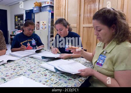 Hidalgo, TX 27 febbraio 2007: Genitori di lingua spagnola che imparano l'inglese durante una lezione di coinvolgimento dei genitori alla Hidalgo High School nell'estremo sud del Texas. ©Bob Daemmrich Foto Stock