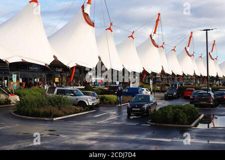 Ashford, Kent, Regno Unito. 28 ago 2020. Regno Unito Meteo: Con la pioggia che passa sopra, le persone imballano il centro outlet di Ashford mentre il pomeriggio diventa luminoso e soleggiato. Photo Credit: Paul Lawrenson-PAL Media/Alamy Live News Foto Stock