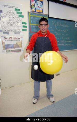 Hidalgo, TX USA 27 febbraio 2007: Studente di scienze che sperimenta il tasso di accelerazione di due palle in classe fisica alla Hidalgo High School nell'estremo sud del Texas. ©Bob Daemmrich Foto Stock