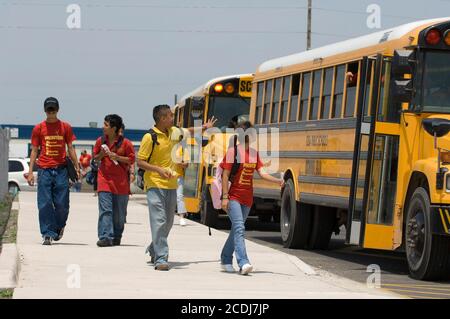 Brownsville, Texas USA, 13 aprile 2007: Gli studenti di sesta e settima classe si dirigono verso gli autobus scolastici alla fine della giornata presso L'IDEA Public School, una scuola pubblica di charter che serve la popolazione prevalentemente ispanica nell'estremo sud del Texas. ©Bob Daemmrich Foto Stock