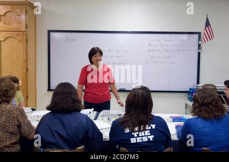 Hidalgo, TX 27 febbraio 2007: Genitori di lingua spagnola che imparano l'inglese durante una lezione di coinvolgimento dei genitori alla Hidalgo High School nell'estremo sud del Texas. ©Bob Daemmrich Foto Stock