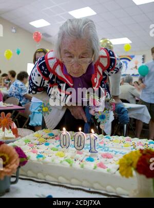 Burnet, TX, 16 settembre 2007: Ursula Kramer, nata il 16 settembre 1907 nella Germania rurale, è il centro di attenzione per il suo centesimo compleanno alla prima Chiesa luterana. Kramer fuggì dalla Germania sotto Hitler nei suoi primi anni 30 ed emigrò in Texas prima della seconda guerra mondiale Stava guidando fino al suo 99esimo compleanno. ©Bob Daemmrich Foto Stock