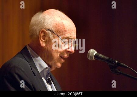 Austin, Texas, 10 settembre 2007: Il Dr. James D. Watson, Premio Nobel e co-scopritore della struttura a doppia elica del DNA, parla all'Unione studentesca dell'Università del Texas, sulle sue "regole per la scienza importante". Watson, insieme al Dr. Francis Crick, vinse il Premio Nobel nel 1962 mentre si trovava all'Università di Harvard. ©Bob Daemmrich Foto Stock