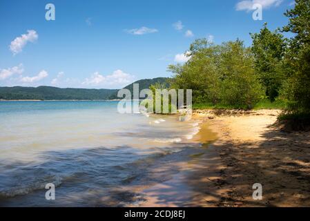 Litorale del lago Cave Run in Kentucky Foto Stock