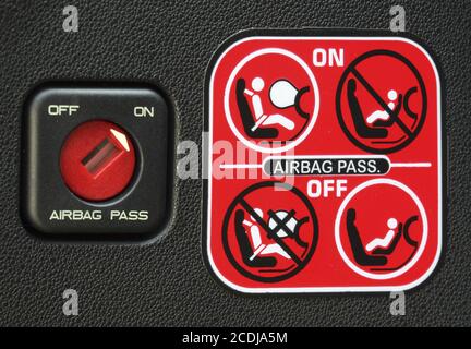 segnale di avvertimento di bambini all'interno di un'auto dopo un