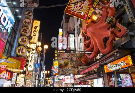 Trafficata area pedonale e commerciale di Osaka Foto Stock