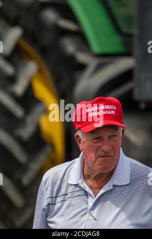 Un sostenitore del presidente Trump dons un cappello rosso MAGA Ai coltivatori alle famiglie programma di alimentazione della scatola di alimento Foto Stock