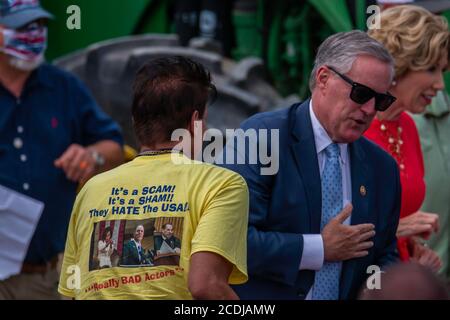 Un sostegno con una camicia politicizzata attende di parlare con il capo di staff della Casa Bianca, Mark Meadows Foto Stock