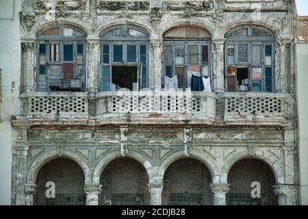 L'Avana, Cuba - 8 febbraio 2015: Esempio di architettura coloniale a Malecon con balconi e archi Foto Stock