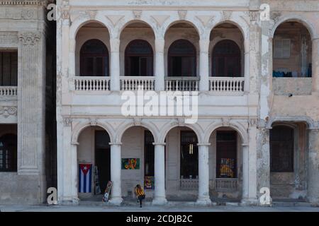 L'Avana, Cuba - 8 febbraio 2015: Esempio di architettura coloniale a Malecon con balconi e archi Foto Stock