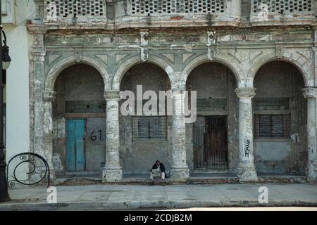 L'Avana, Cuba - 8 febbraio 2015: Esempio di architettura coloniale a Malecon con balconi e archi Foto Stock