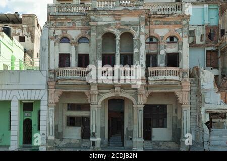 L'Avana, Cuba - 8 febbraio 2015: Esempio di architettura coloniale a Malecon con balconi e archi Foto Stock
