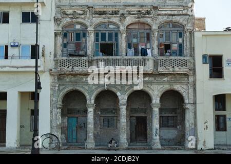 L'Avana, Cuba - 8 febbraio 2015: Esempio di architettura coloniale a Malecon con balconi e archi Foto Stock