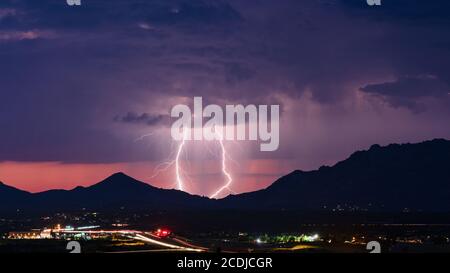 I fulmini di una tempesta monsonica illuminano il cielo serale su Prescott, Arizona Foto Stock