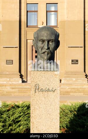 Statua di Rainis, un famoso poeta lettone, fuori dall'Università di Daugavpils a Daugavpils, Lettonia. Rainis era uno pseudonimo di Jānis Pliekšāns (1865-1 Foto Stock