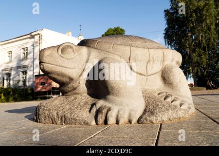 Scultura Tartaruga a Daugavpils, Lettonia. La scultura si trova su Rigas iela, una strada nel cuore della seconda città della Lettonia. Foto Stock