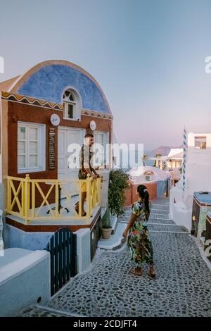 Santorini Grecia 2020 agosto, strade di Oia in una mattina presto con caffè e ristorante Foto Stock