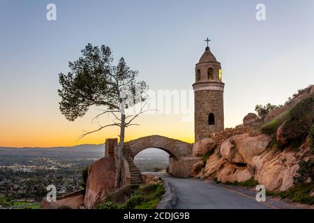 Il sole tramonta dietro il World Peace Bridge a Mount Rubidoux Park Foto Stock