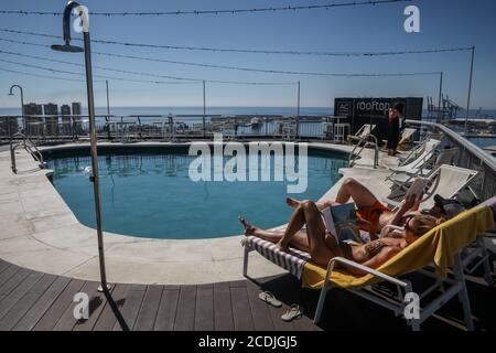 28 agosto 2020: 28 agosto 2020 (Malaga) prendere il sole turistico nella piscina dell'hotel Malaga Palacio. Credit: Lorenzo Carnero/ZUMA Wire/Alamy Live News Foto Stock