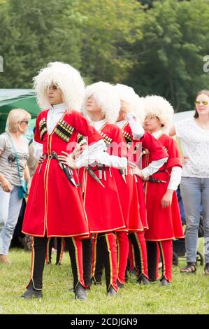 DAKHOVSKY, RUSSIA - LUGLIO 25 2015: I ragazzi musulmani in tute nazionali Adyghe si preparano per la performance. Il Festival 'Lago-Naki: Kunatskaya' Foto Stock