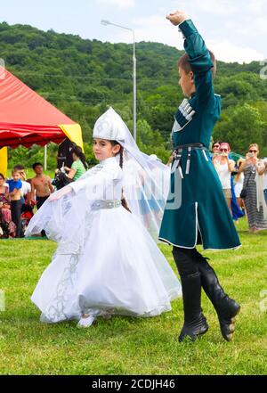 DAKHOVSKY, RUSSIA - LUGLIO 25 2015: Il ragazzo e la ragazza in belle tute nazionali danza tradizionale Adyghe danza. Il Festival 'Lago-Naki: Kunatskaya Foto Stock