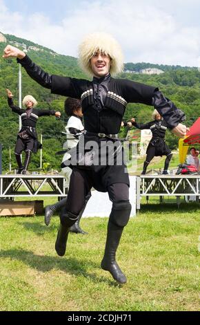 DAKHOVSKY, RUSSIA - LUGLIO 25 2015: Il ragazzo musulmano in una tuta nazionale Adyghe danza tradizionale. Si è tenuto il Festival 'Lago-Naki: Kunatskaya' Foto Stock