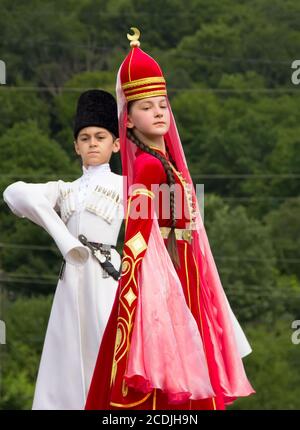 DAKHOVSKY, RUSSIA - LUGLIO 25 2015: Il ragazzo e la ragazza in belle tute nazionali danza tradizionale Adyghe danza. Il Festival 'Lago-Naki: Kunatskaya Foto Stock