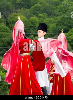 DAKHOVSKY, RUSSIA - LUGLIO 25 2015: Bambini musulmani in bella nazionale Adyghe si adatta danza tradizionale. Il Festival 'Lago-Naki: Kunatskaya' wa Foto Stock