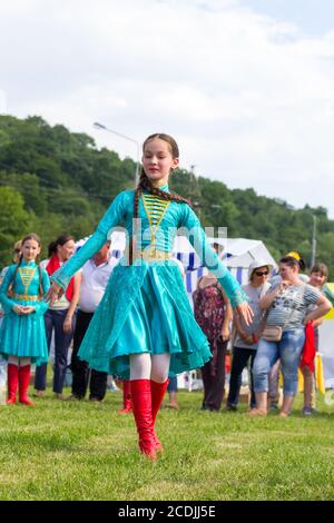 DAKHOVSKY, RUSSIA - LUGLIO 25 2015: La ragazza in bella nazionale Adyghe abiti danze danza tradizionale. Il Festival 'Lago-Naki: Kunatskaya' è stato un bel Foto Stock