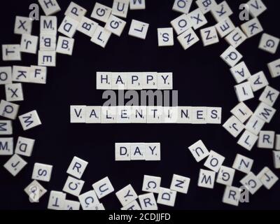 Sfondo di San Valentino : buon giorno di San Valentino testo da scrabble. Foto Stock